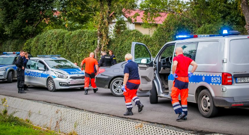 Pościg za pijanym kierowcą. Uszkodzone radiowozy policji.