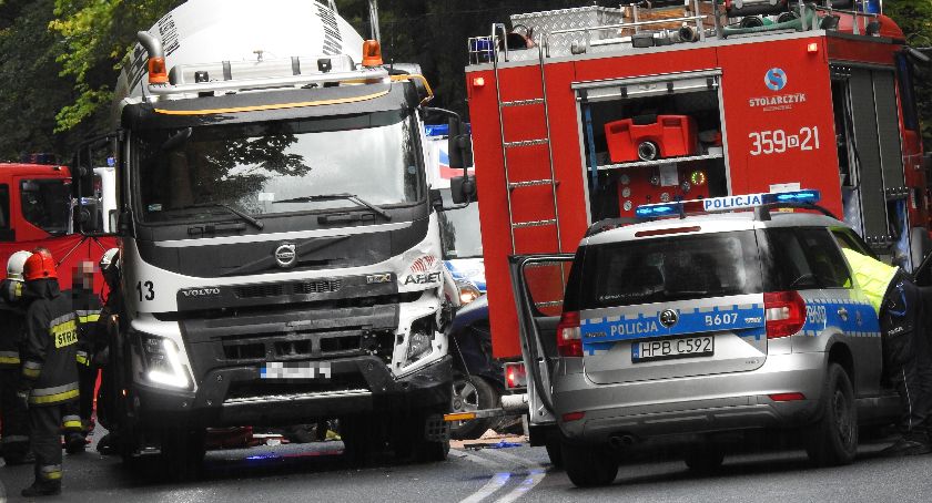 Wypadek pod Szklarską Porębą - dramatyczna akcja ratunkowa - droga całkowicie zablokowana