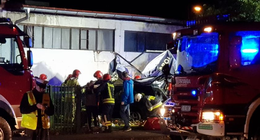 Pijany wsiadł za kierownicę i rozbił auto o ścianę budynku. Dwoje dzieci w szpitalu.