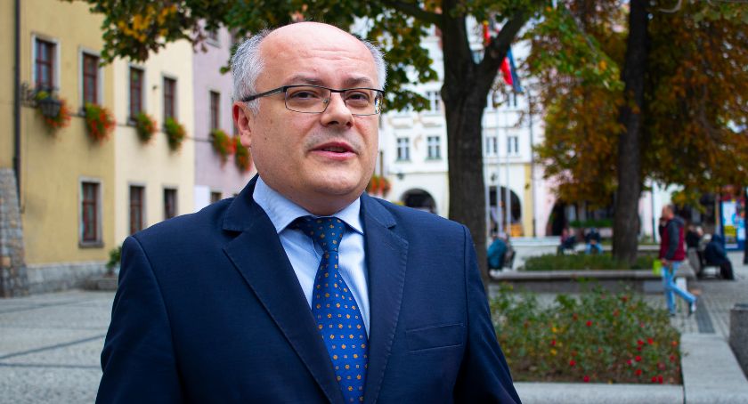 Krzysztof Mróz wzywa kontrkandydatów do debaty