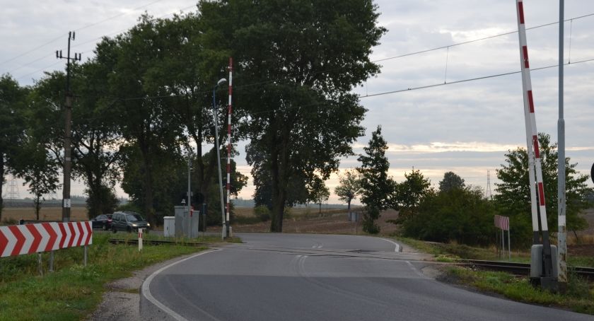 Mogło dojść do tragedii na przejeździe kolejowym. Skończyło się tylko na uszkodzonym szlabanie