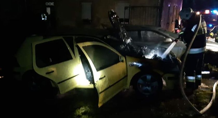 W środku nocy płonął samochód