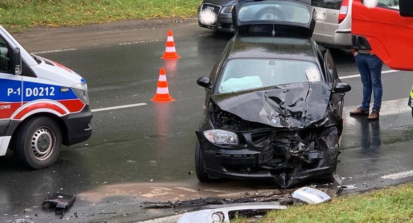 Wypadek na Zgorzeleckiej. Jedno auto w rowie.