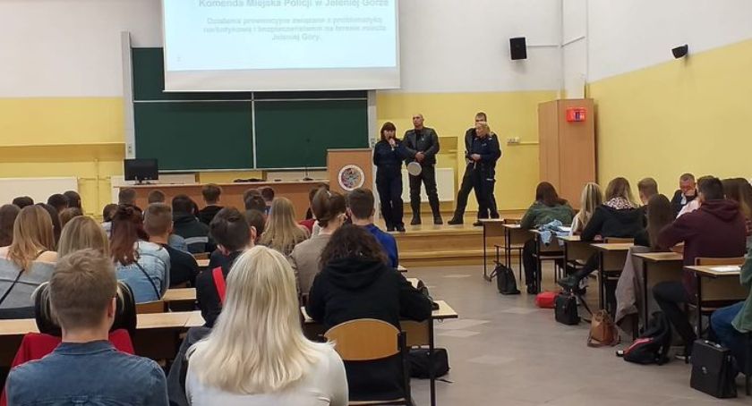 Policjanci spotkali się ze studentami