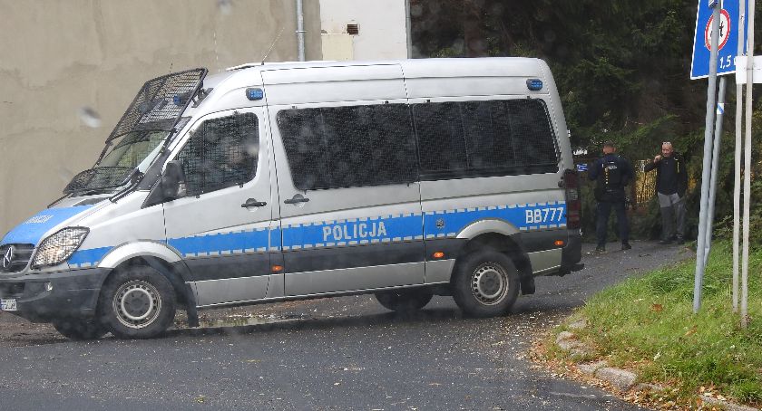 Wichura w Szklarskiej Porebie. Powalone drzewo zablokowało dojazd do szpitala