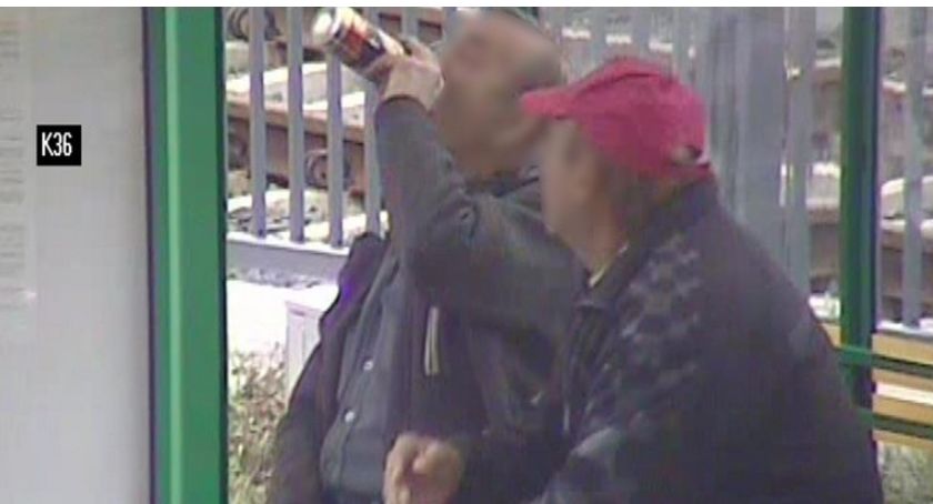 Pili alkohol pod wiatą przystankową 