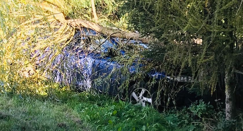 W Mysłakowicach auto uderzyło w drzewo