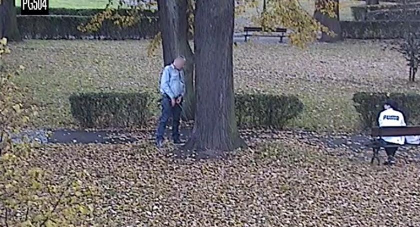Pili i załatwiali potrzeby fizjologiczne w parku
