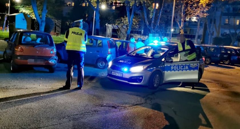 Uderzył w trzy auta i uciekł
