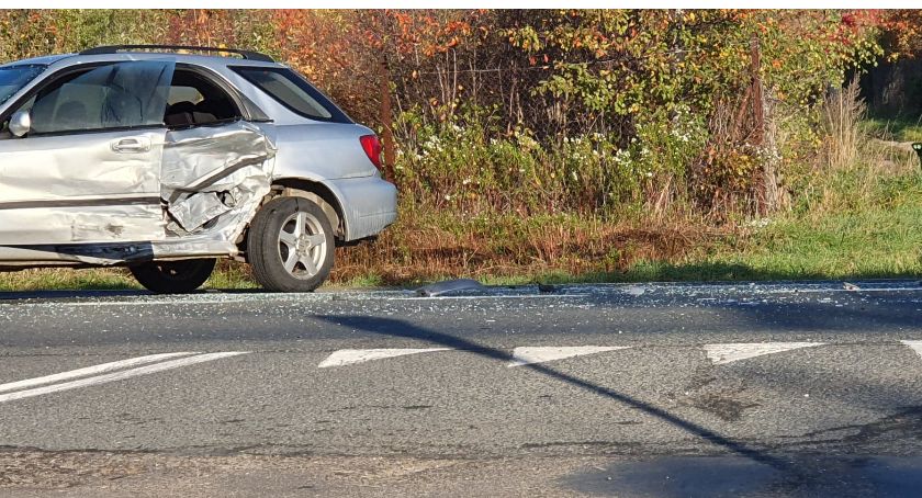 Jedna osoba poszkodowana po zderzeniu pojazdów w Piechowicach