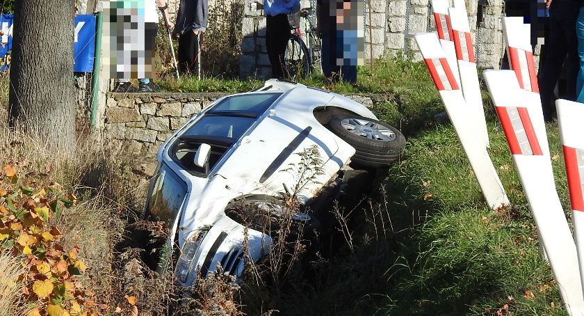 Czołowe zderzenie w Miłkowie. Jedno auto w rowie. Dwie osoby ranne.