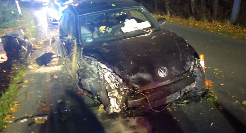 Pijany kierowca wypadł z drogi i doszczętnie rozbił auto