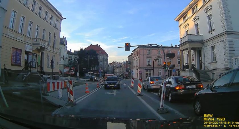 Fatalne oznakowanie na ul. Sudeckiej. Czy tak to powinno wyglądać?