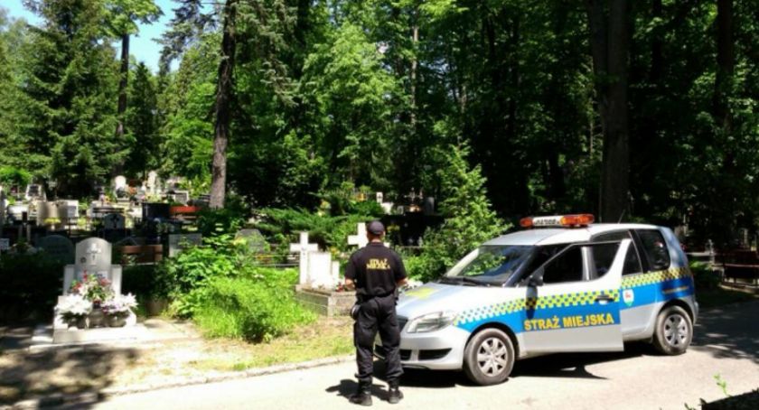 Strażnicy miejscy patrolują miejskie cmentarze	