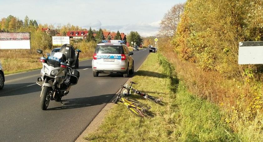 Kierowca z zakazem spowodował wypadek. Niewykluczone, że kierował autem pod wpływem narkotyków.