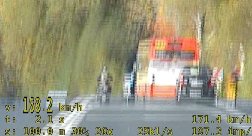 Motocyklista bez uprawnień w terenie zabudowanym jechał z prędkością 168 km na godzinę. 