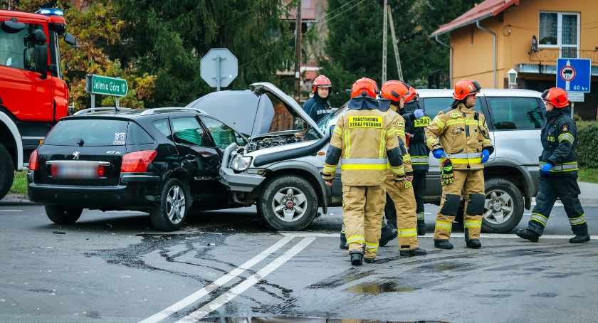 Sosnówka : Zderzenie na feralnym skrzyżowaniu. Dwie osoby poszkodowane.