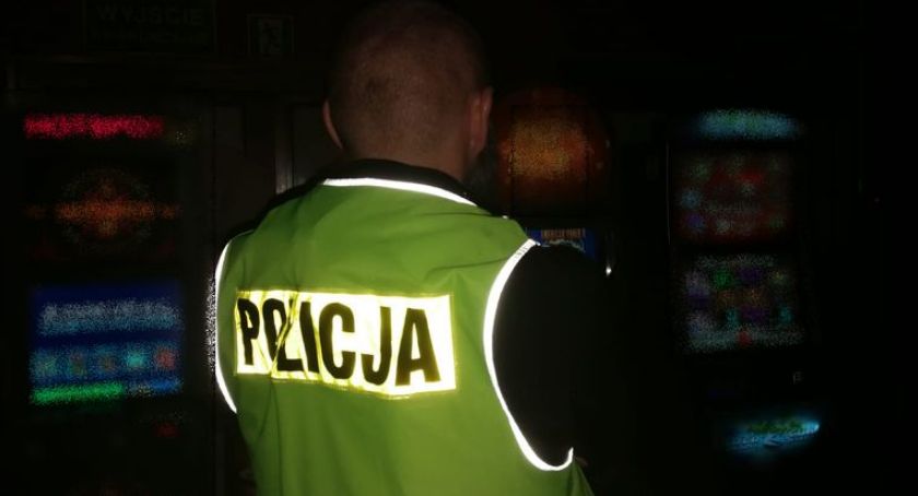 Jeleniogórscy policjanci zarekwirowali kolejne nielegalne automaty do gier hazardowych.