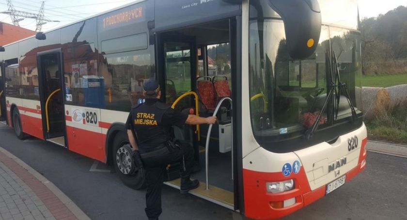 Strażnicy miejscy w autobusach MZK	