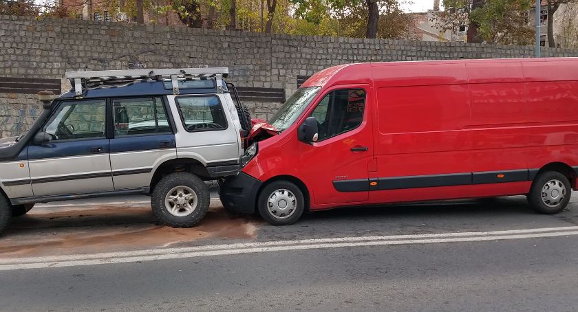 Zderzenie trzech aut na Podwalu