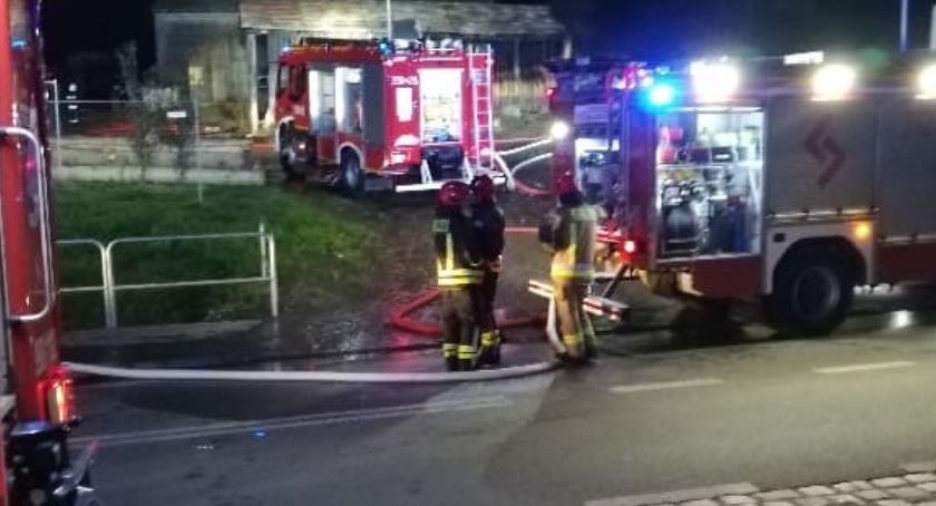 Palił się tartak w Dziwiszowie. W działaniach brało udział 23 strażaków.