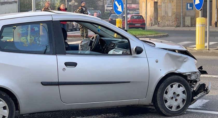Zderzenie dwóch samochodów w centrum miasta
