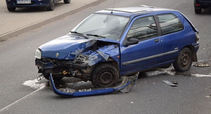Wypadek na Karola Miarki. Auto uderza w mur i czołowo zderza się z innym pojazdem