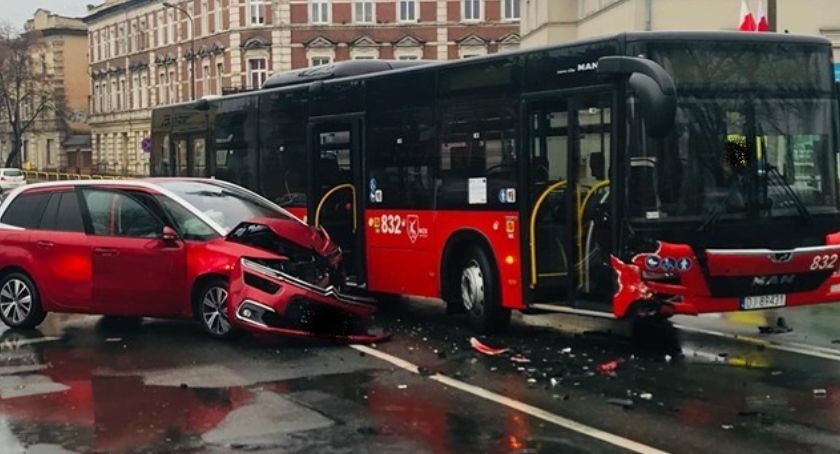 Zderzenie auta osobowego z autobusem MZK