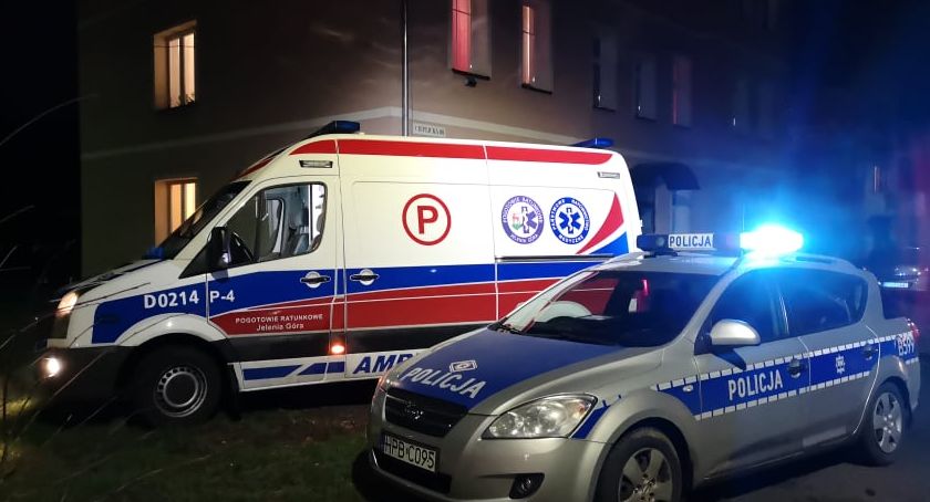 W Cieplicach mężczyzna wspinał się po rynnie. Spadł razem z nią