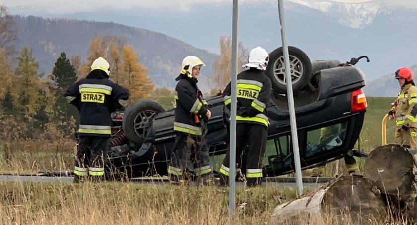 Dachowanie Jeep`a na ul. Dolnośląskiej. Kierowca w szpitalu.