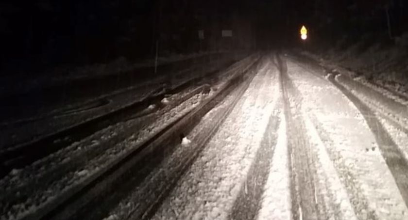 W nocy sypnęło śniegiem. Trudne warunki drogowe w górach