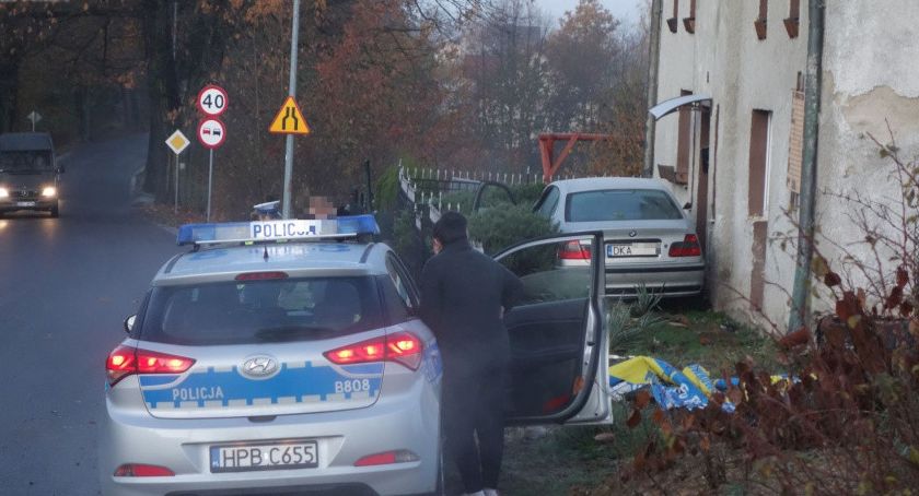 Ślisko na drogach. Auto uderzyło w dom.