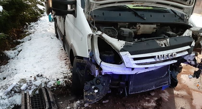 W Przesiece bus z piwem wpadł w poślizg i rozbił się o skarpę