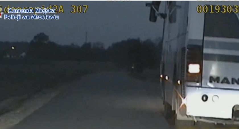 Miał uszkodzone lusterko w autobusie. Podczas jazdy przytrzymywał je miotłą