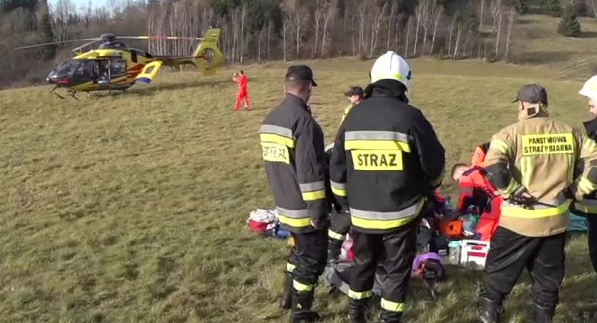 Spadające drzewo uderzyło 30-letniego drwala w głowę.