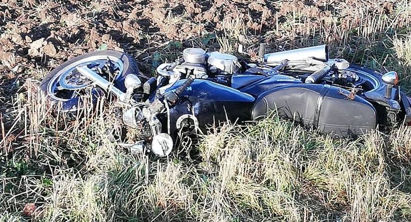 Wypadek w Piechowicach. Motocyklista hamował przed autem i wypadł z drogi.