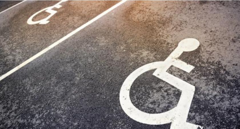 Kierowcy wciąż parkują na miejscach wyznaczonych dla niepełnosprawnych