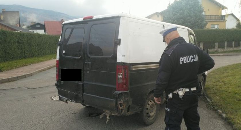 Policjanci zatrzymali kierującego niesprawnym technicznie pojazdem. Auto odjechało na lawecie.