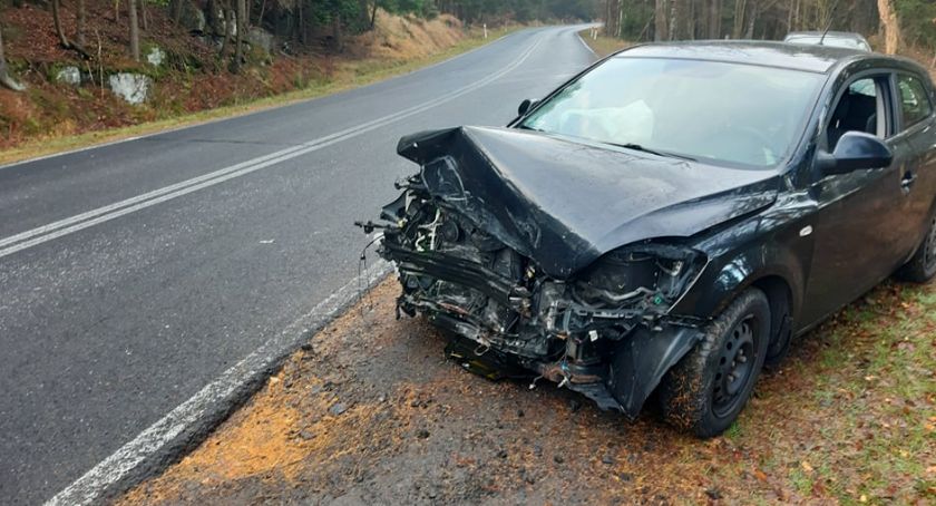 Jest ślisko! Czołowe zderzenie KIA i VW Golfa