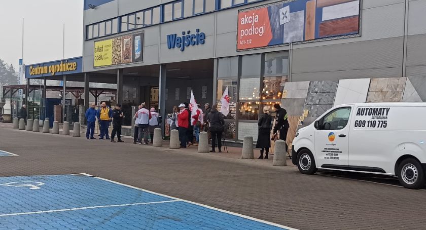 Protest pod jeleniogórską Castoramą