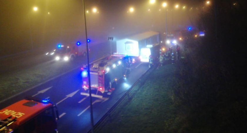 Pojazd z ładunkiem ponadgabarytowym przygniótł busa. 9 osób uwięzionych w pojeździe.