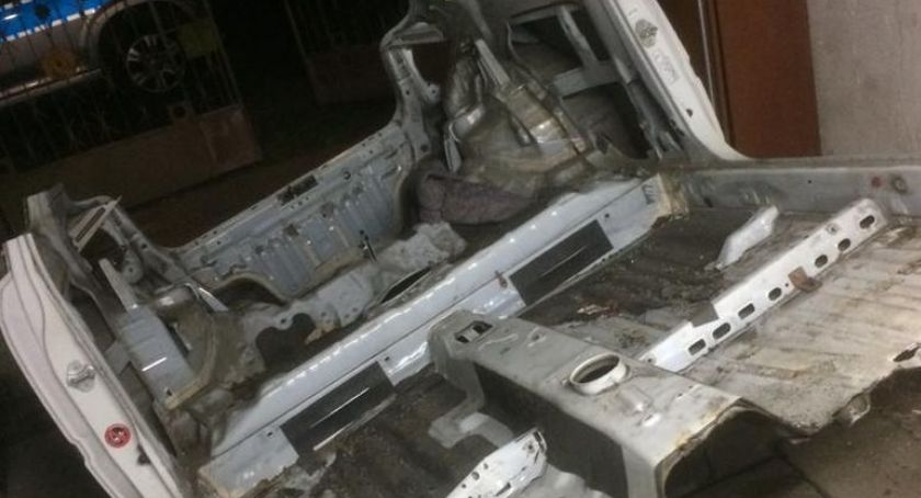 Policjanci odnaleźli skradziony pojazd, który już był przygotowany do sprzedaży. Dwaj mężczyźni trafili do aresztu