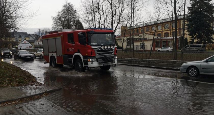 Awaria wodociągowa na ulicy Wolności w Cieplicach. Ulica zalana wodą.