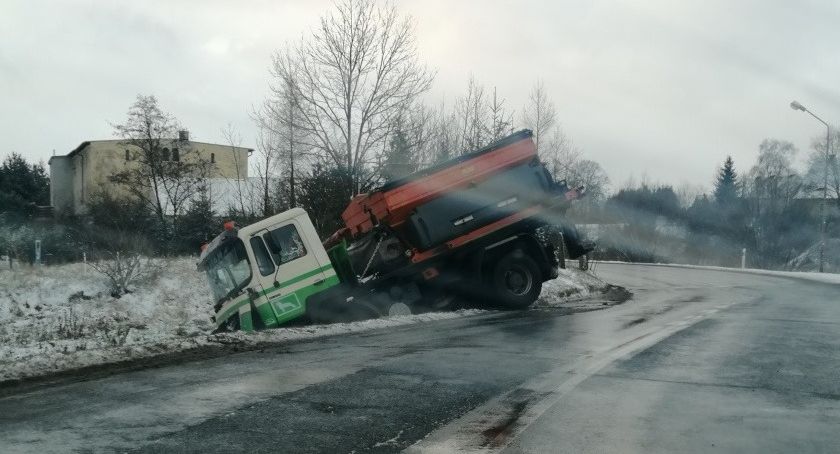Fatalne warunki na drogach w regionie. Piaskarka w rowie.