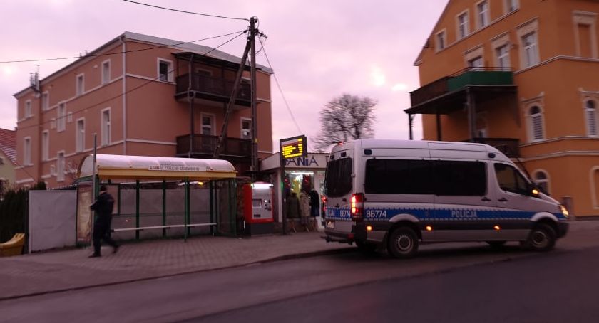 Agresywny Ukrainiec próbował demolować przystanek MZK w Cieplicach