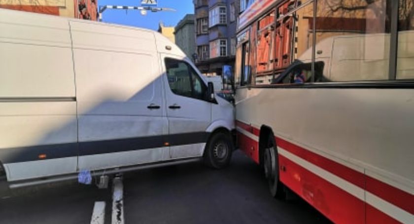Bus wjechał w autobus MZK