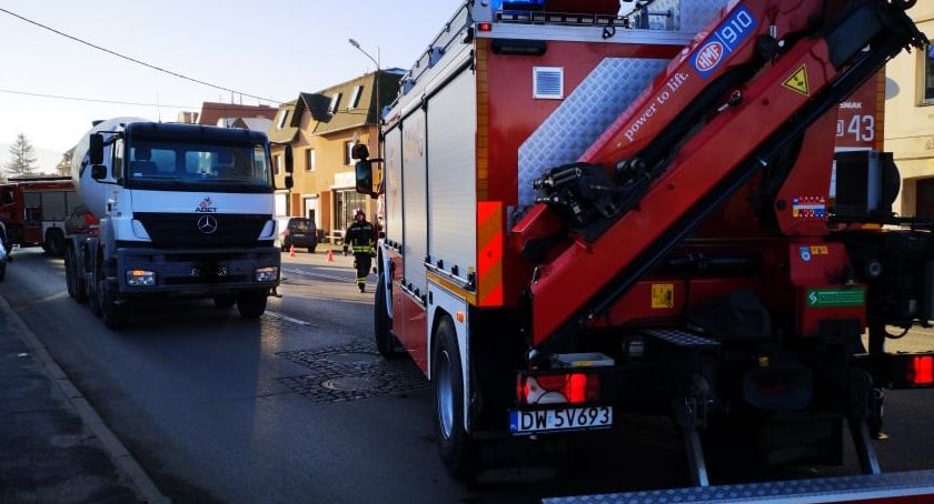 Osobówka zderzyła się z betoniarką.