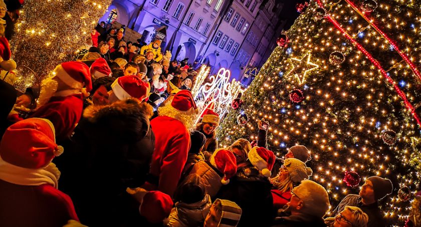 Na Placu Ratuszowym rozbłysła świąteczna choinka