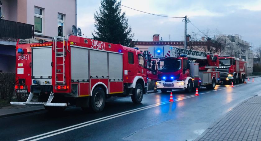 Pożar przy ul. Cieplickiej. Na miejscu 4 jednostki straży pożarnej