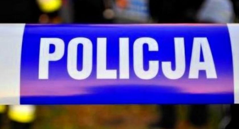Policjanci ścigali kierowcę który na dachu samochodu zamontował niebieskie światło błyskowe - zobacz film